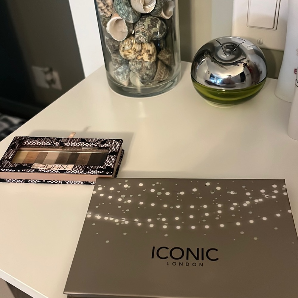 Nude eyeshadow palette & highlighting palette